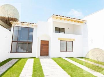 Casa · 208m² · 3 Recámaras · 2 Estacionamientos · Vive con Estilo y Comodidad