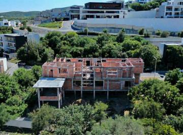 2ad2cba91c88d4022d36b0d59c400b8ac75cb40f9842ed4fda5050b8a8fff39d · Casa en Venta en Valle Alto – Carretera Nacional