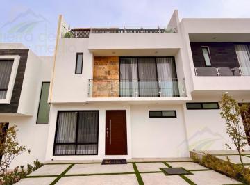 Casa · 189m² · 4 Recámaras · 2 Estacionamientos · Casa con Roof Garden en Privada con Cine Vip en Zibatá Queretaro