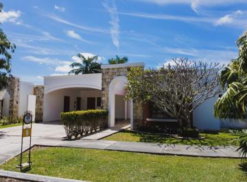 Casa · 284m² · 3 Recámaras · 4 Estacionamientos · Casa Estilo Colonial, Temozón Norte