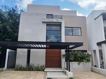 Casa · 345m² · 4 Recámaras · 2 Estacionamientos · Casa Nueva y Amplia en Via Cumbres / New And Spacious Home in Via Cumbres