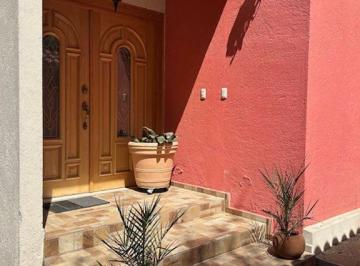 Casa · 330m² · 4 Recámaras · 3 Estacionamientos · Venta Casa con Jardín en Guadalupe Inn