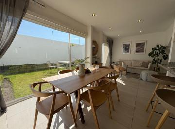 Casa en condominio · 139m² · 3 Recámaras · 2 Estacionamientos · Casa Moderna en Venta en San Mateo Atenco con Jardín