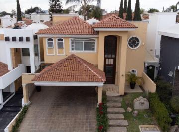 Casa · 392m² · 4 Recámaras · 2 Estacionamientos · Casa en Venta - Coto La Colina en Royal Country, Zapopan.