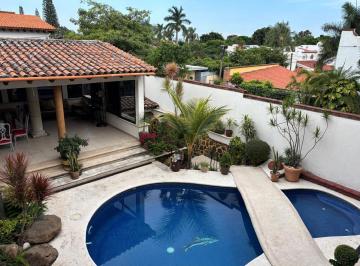Casa · 550m² · 3 Recámaras · 2 Estacionamientos · Venta de Casa en Cuernavaca, Vista Hermosa, Alberca