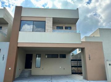 Casa · 248m² · 3 Recámaras · 2 Estacionamientos · Casa en Venta en Dominio Cumbres | 3 Niveles, Doble Altura y Terraza con Vistas