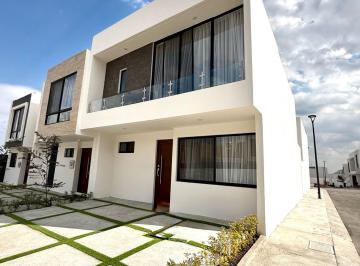 Casa · 136m² · 3 Recámaras · 2 Estacionamientos · Casa Roble Jr en Ziré 1