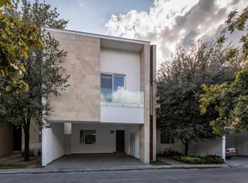 Casa · 371m² · 3 Recámaras · 2 Estacionamientos · Renta Casa Magenta San Pedro