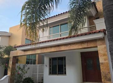 Casa de 4 habitaciones, Zapopan · Enorme Residencia en Renta en Jardín Real – Amplios Espacios y Ubicación Privilegiada