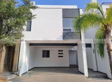Casa · 254m² · 3 Recámaras · 2 Estacionamientos · Casa en Venta en Monterrey