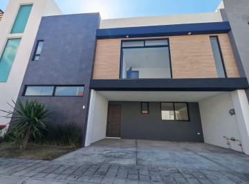 Casa · 244m² · 4 Recámaras · 2 Estacionamientos · Venta de Casa
