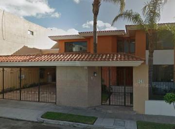 Casa de 4 habitaciones, Irapuato · Hermosa y Casa en Zona de Alta Plusvalia con Amenidades Cercanas, Entorno Tranquilo y Accesible