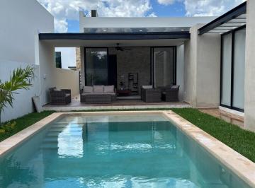 Casa · 220m² · 2 Recámaras · 2 Estacionamientos · Casa Country en Venta con Alberca Privada Cerca de Mérida