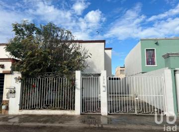 Casa · 120m² · 3 Recámaras · 5 Estacionamientos · Casa en Renta en Mexicali. Zona Céntrica, Dos Niveles.