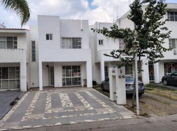 Casa de 3 habitaciones, León · Casa en Venta en Residencial Los Carcamos Zona Norte con 3 Recámaras y Estacionamiento Para 4 Carros
