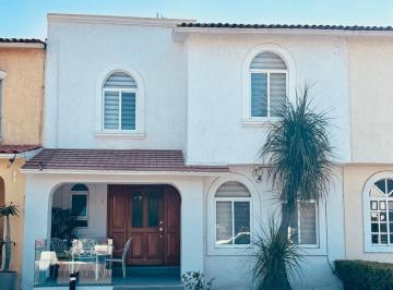 1 · Casa de 3 Recámaras y Cuarto de Servicio en Venta en Condominio Parques del Álamo, Qro