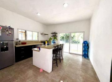 Casa · 220m² · 4 Recámaras · 1 Estacionamiento · Casa en Hunucmá