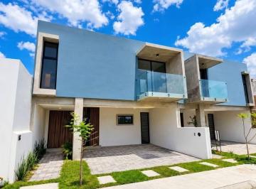 Casa · 173m² · 3 Recámaras · 2 Estacionamientos · Venta de Casa en Fraccionamiento Lomas del Mediterráneo con Alberca
