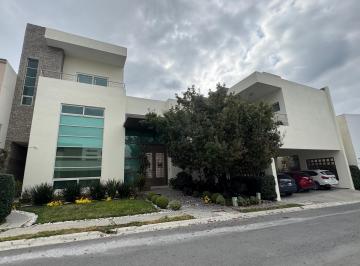 Casa · 1044m² · 6 Recámaras · 6 Estacionamientos · Casa en Venta en El Vergel, Monterrey