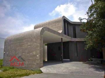 Casa · 394m² · 3 Recámaras · 3 Estacionamientos · Casa en Venta en El Barrial, Santiago N. L.