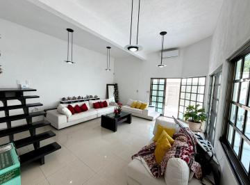 Casa · 244m² · 3 Recámaras · 2 Estacionamientos · Vendo Enorme Casa, Alberca Privada. 3 Recám, 4 Baños. Sobre Av Huayacán – Cancún