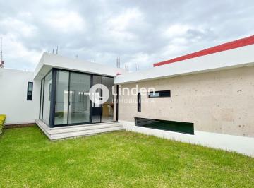 Casa · 155m² · 2 Recámaras · 3 Estacionamientos · Casa en Venta en Guadalupe Hidalgo de un Solo Nivel con Jardín, Puebla