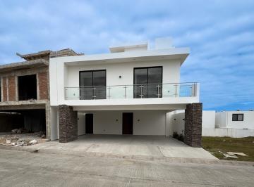 Casa · 320m² · 3 Recámaras · 3 Estacionamientos · Casa en Venta en Blvd Principal en Lomas del Dorado