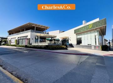 Local comercial · 231m² · 660 Estacionamientos · Local en Renta