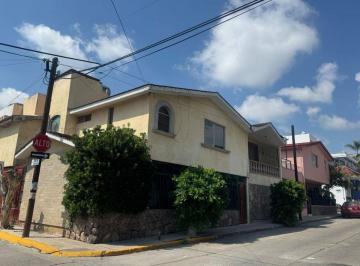 Casa de 4 habitaciones, León · Casa en Venta Comercial en Jardines del Moral con 4 Recamaras Para Remodelar
