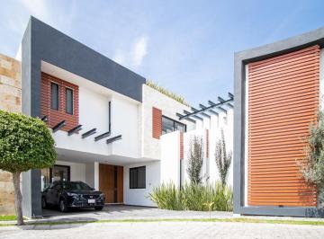 Casa · 385m² · 4 Recámaras · 2 Estacionamientos · Casa en Venta Nueva en Fraccionamiento Bosques de Zavaleta