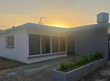 Casa de 2 habitaciones, Coatzacoalcos · Vive a Una Cuadra del Mar! Casa de un Nivel con Extenso Jardín