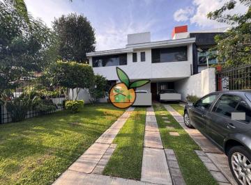 Casa de 4 habitaciones, Zapopan · Residencia con Cochera Hasta 6 Autos, en Jardines del Sol
