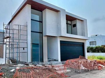 Casa · 275m² · 3 Recámaras · 2 Estacionamientos · Casa con Alberca en Venta en Punta Tiburon