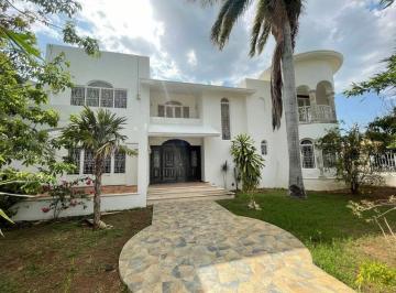 Casa · 899m² · 5 Recámaras · 4 Estacionamientos · Residencia en Venta Al Poniente de Mérida en Pensiones
