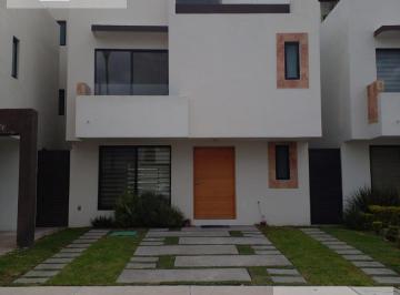 Casa · 3 Recámaras · 2 Estacionamientos · Kl/ Casa en Renta con Roof Garden. 3 Recámaras + Cto de Servicio.