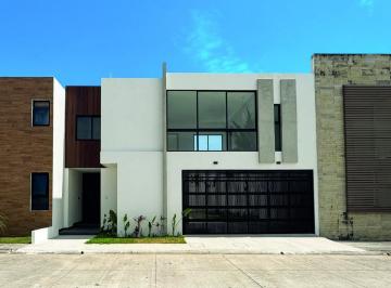 Casa · 267m² · 4 Recámaras · 2 Estacionamientos · Casa en Venta con Hab. en Pb en Lomas Diamante