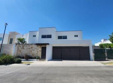 Casa de 3 habitaciones, León · Casa en Renta Amueblada en Cañada del Refugio Sur con 3 Recamaras y 4 Estacionamientos