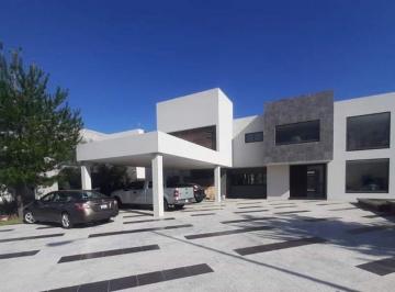 Casa de 4 habitaciones, León · Casa en Venta en El Bosque Country Club con 4 Recamaras, Estudio, Alberca y 5 Estacionamientos