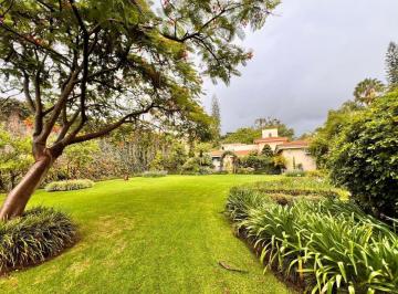 Casa · 1970m² · 3 Recámaras · 5 Estacionamientos · Gran Casa de Una Planta Gran Jardín en Venta en Colinas de San Javier