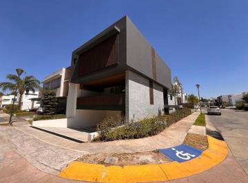 Casa en condominio · 555ha · 4 Recámaras · 7 Estacionamientos · Casa de Lujo en Venta en Los Olivos Residencial