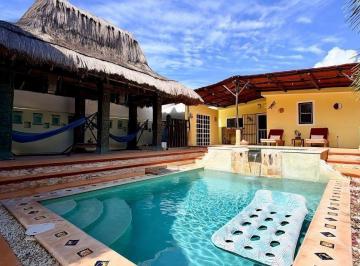 Casa · 271m² · 3 Recámaras · 2 Estacionamientos · Casa en Venta en Chuburna Puerto, Equipada y Amueblada, con Paneles