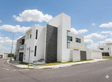 Casa · 206m² · 4 Recámaras · 3 Estacionamientos · Venta de Casa en Fraccionamiento Lomas de La Rioja 4 Recamaras