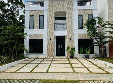 Casa · 324m² · 5 Recámaras · 4 Estacionamientos · Casa en Venta o Renta en Vía Cumbres | Residencia de Lujo con Alberca Privada en Cancún