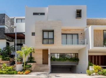 Casa · 450m² · 4 Recámaras · 4 Estacionamientos · Casa en Laguna Residencial Puerto Cancun Renta