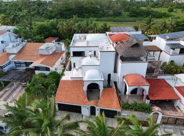 Casa · 433m² · 4 Recámaras · 4 Estacionamientos · Villa en Venta en Zona Hotelera Cancún | Frente a Campo de Golf