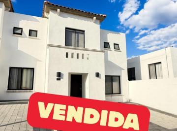 Casa · 135m² · 3 Recámaras · 2 Estacionamientos · Hermosa Casa con Gran Patio en Juriquilla, Querétaro