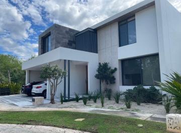 Casa · 468m² · 4 Recámaras · 3 Estacionamientos · Casa en Venta en Mérida, Yucatán Country Club