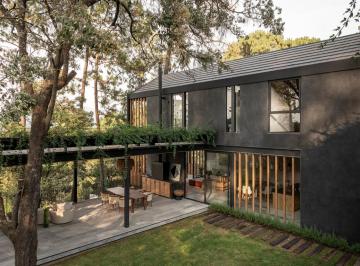 Casa · 1000m² · 5 Recámaras · 3 Estacionamientos · Casa en Venta en Avandaro Valle de Bravo.