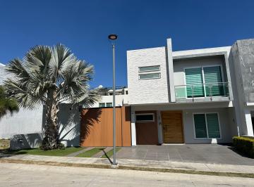 Casa en condominio · 280m² · 4 Recámaras · 3 Estacionamientos - Laura Corona · Una Casa en Dos Terrenos