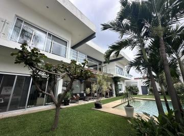 Casa · 744m² · 4 Recámaras · 3 Estacionamientos · Casa en Villas del Lago
